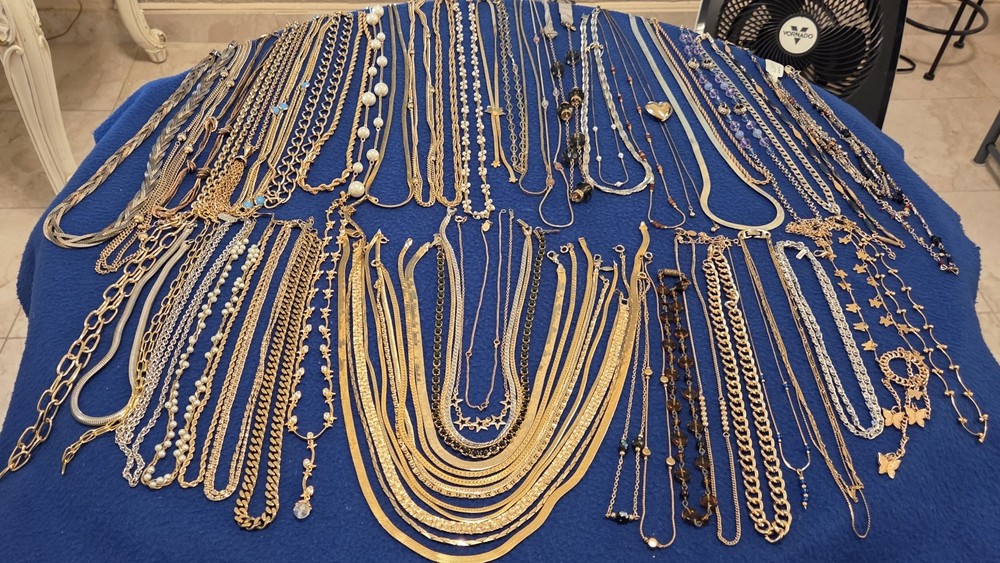 Vintage Mod Necklace Lot Of 62.dainty.simple.26 Signed Monet Avon Trifari J.crew