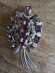 Beautiful Vintage Pot Metal Glass Rhinestone Leaf Type Brooch