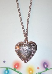 VINTAGE OLD 15 INCH PUFFY ETCHED HEART PENDANT SILVER-TONE NECKLACE