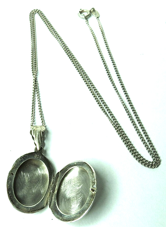 VTG WOMENS CHARM PENDANT LOCKET STERLING SILVER CHAIN 20″ & PENDANT 24mm x 17mm