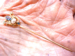 VINTAGE PEAR SHAPE SAPPHIRE SEED PEARL 10K GOLD STICK PIN
