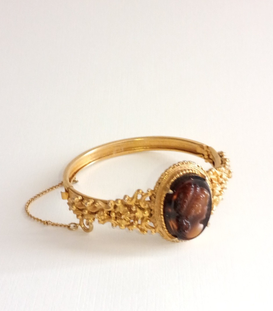 Vtg 70s FLORENZA Cameo Articulated Goldtone Clamper Bangle Bracelet Jewelry