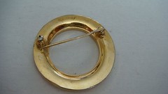 VINTAGE SIGNED CRWON TRIFARI ROUND SHAPE PIN BROOCH GOLD TONE TEXTURED ESTATE