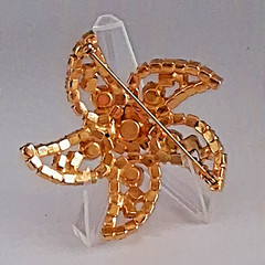 Vintage Pink Smoky Topaz Rhinestone Star/Flower/Starfish Gold Tone Brooch 2 1/4″