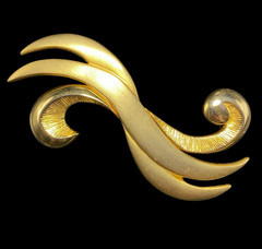 Vintage Tona Brooch Matte Shiny Goldtone Swirl 3-1/8″ Long