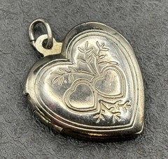 Vintage Silver Tone Etched Heart Photo Locket Pendant Engraved Floral
