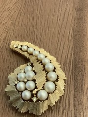 Vintage Crown Trifari Gold Tone Faux Pearl Cluster Rhinestone Leaf Brooch Pin