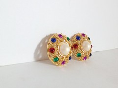 Vintage Round Gold Tone Multicolor Rhinestone ClipOn Earrings 1.25in Faux Pearl