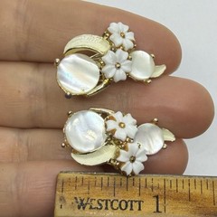 Vtg Midcentury White Floral Climber Earrings MOP Enamel Lucite Goldtone Clip-on