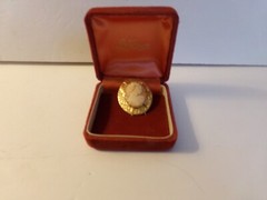 VINTAGE GOLD TONE CARVED CAMEO BROOCH