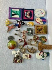 Lot Of 28 Vintage Brooches 9oz Holiday, Figural, Metal, Stone, Plastic Pre Owned