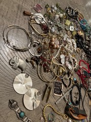 Vintage jewelry lot eclectic mix silver tone gold tone & more 051026@