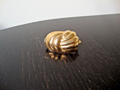 VTG RETRO MOD SCALLOPED SHELL GOLD TONE HINGED W/SAFETY CATCH DRESS/SCARF CLIP