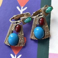 Vintage textured goldtone & faux stone cabochon dangle clip-on earrings