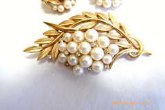 VTG CROWN TRIFARI PEARL & RHINESTONE BROOCH / PIN & EARRINGS SET