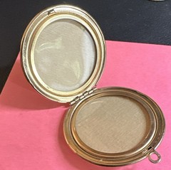 Vintage Goldtone ‘70s Locket No Markings 1 3/4”