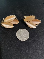 VTG CREAMY BEIGE THERMOSET LUCITE LAYERED LEAVES CLIP-ON EARRINGS ~ 1 1/4″