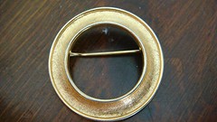 VINTAGE SIGNED CRWON TRIFARI ROUND SHAPE PIN BROOCH GOLD TONE TEXTURED ESTATE