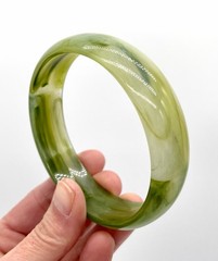 Vintage Genuine Lucite Made in Hong Kong Green Swirled 3/4″ Bangle