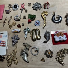 Vintage lot of Assorted Brooches / Pins. 43 Pieces.