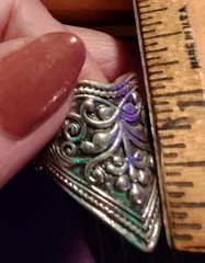***SHIPS FREE ~~ 1980’s Chunky Medal Elastic back size 7 Ring.