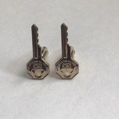 VINTAGE HICKOK CUFFLINKS GM GENERAL MOTORS GOLDTONE CAR KEY SHAPED USA