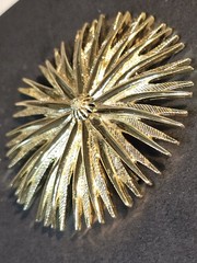 Vintage Emmons Gold Tone Starburst Flower Atomic Brooch Large 2.5″ Textured