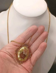 VTG SARAH COVENTRY Rose Marie Pendant Necklace Porcelain Floral Cameo Gold Tone