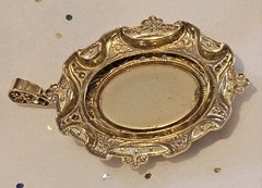 Vintage Retro Ornate CAMEO PENDANT Carved Lady Acrylic/Resin Gold Tone ESTATE