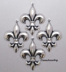 #1635 LARGE ANTIQUED STERLING SILVER PLATED FLEUR DE LYS W/TOP HANG RING – 4 Pcs