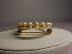 VINTAGE GOLDTONE METAL FAUX PEARL LINED ROUND BROOCH 1 1/8″ ROUND