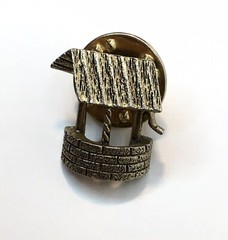 Vintage Wishing Well Gold Tone Textured Lapel Pin