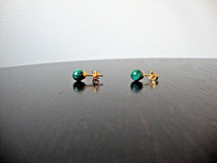 VTG 1970s HANDMADE 6MM MALACHITE BEAD/BALL YELLOW GOLD PLATED STUD EARRINGS