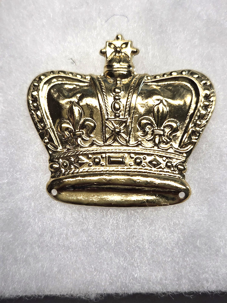Vtg gold tone fleur de lis filigree Crown Pin