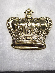 Vtg gold tone fleur de lis filigree Crown Pin