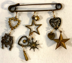 Vtg CELESTIAL DANGLE Charms Star Hearts Unicorn Ballet Slipper Safety Pin Brooch