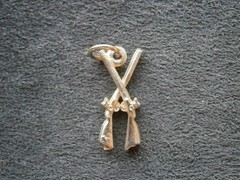 Crossed Muskets Rifles Vintage Solid Goldtone Bracelet Charm Pendant 2.0g