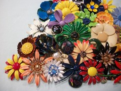ViNTaGE 44 PiEcE MeTaL ENaMeL FLoWeR (33 PiN/10 ER/1 RiNg) LoT/CoLLecTiOn *READ*