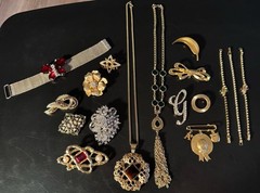 17 Piece Modern Jewelry Lot Gold/Silver Tone Brooches Necklaces Bracelets