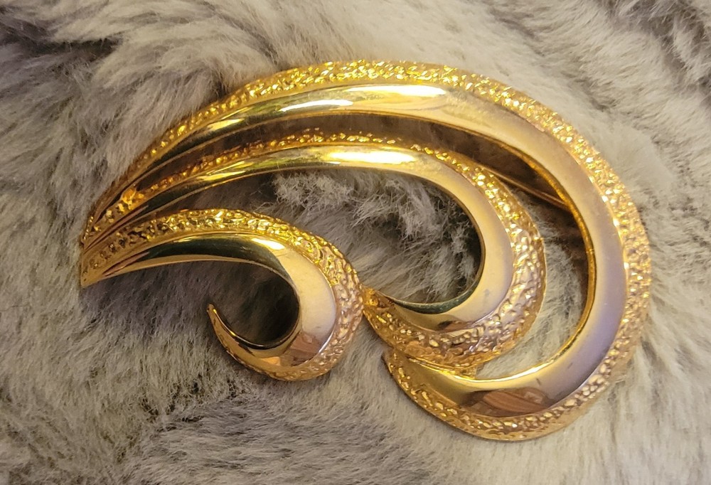 Vintage Casual Corner Signed Gold Tone Spiral Brooch