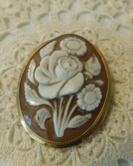 Vintage Carved Cameo 18KT Gold Floral Brooch Pendant Flower Oval Pin 750