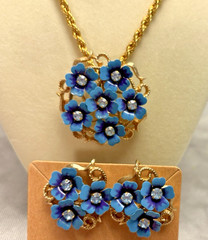 Vtg Avon Forget Me Not Flower Pendant Brooch Necklace & earrings Blue Flowers