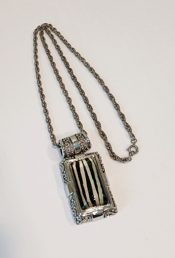Vintage Silver-Tone Zebra Cabochon Pendant Necklace~23″~Rope Chain~48g