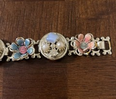 Unbranded Flower Bracelet GoldToned Enamel Faux Pearl 7”