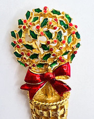 Vintage Gold Tone Red Green Enamel VERO Holly Berry Christmas Topiary Brooch