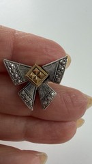 Vintage AVON Art Deco Bow Two Tone Pin Brooch & Earrings Set Stylepoints 1995