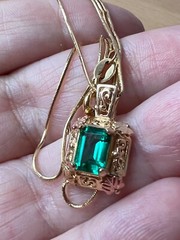 VINTAGE 10K/14K YELLOW GOLD EMERALD GREEN COLOR CZ PASTE ORNATE PENDANT NECKLACE