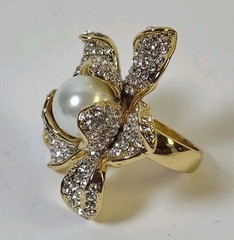 Gold Tone Faux Pearl 7 Petal Flower Ring Clear Stones Jewelry sz 8