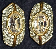 VINTAGE STUNNING GOLD TONE CLEAR CRYSTAL AND GLASS CLIP ON EARRINGS