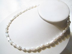 PRETTY 18″ LARGE WHITE BAROQUE PEARLS NECKLACE WITH STERLING SILVER CLASP